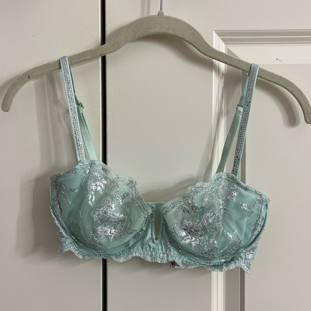 Victoria’s Secret Dream Angels Push-up Without Padding Bra